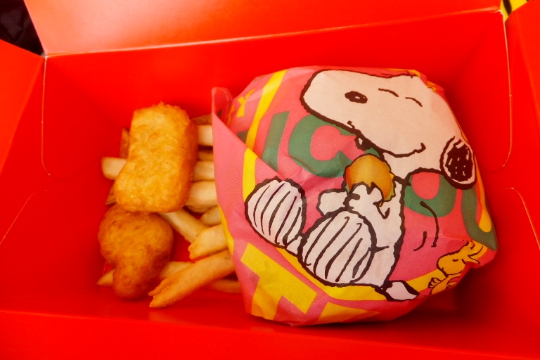 スヌーピー・バックロット・カフェのハンバーガーセット（チーズ